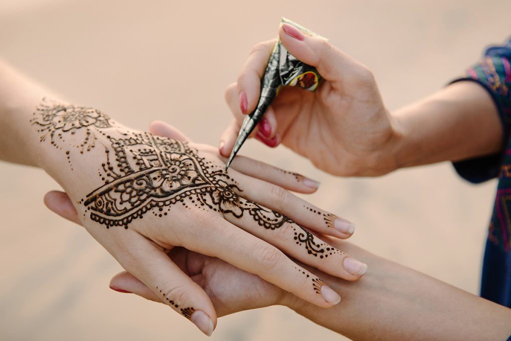 Does mehndi mean henna?